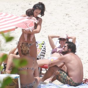 Yanna Lavigne curtiu praia com a filha, Madalena, nesta segunda-feira, 11 de dezembro de 2017