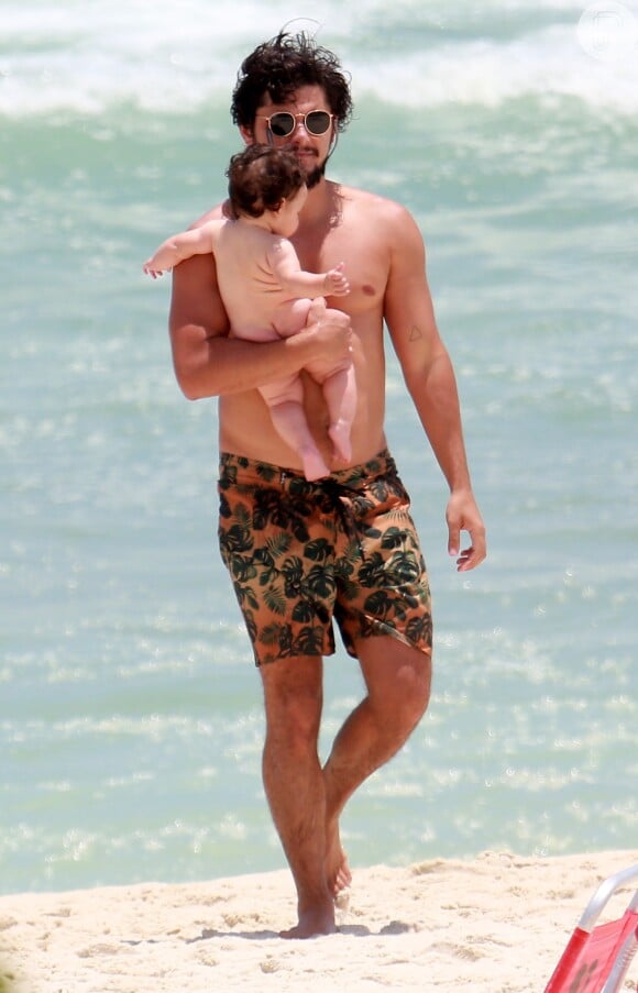 Bruno Gissoni passeou com a filha em praia carioca nesta segunda-feira, 11 de dezembro de 2017