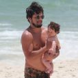 Bruno Gissoni levou a filha, Madalena, à praia da Barra da Tijuca nesta segunda-feira, 11 de dezembro de 2017