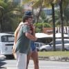 Pabllo Vittar posa com fã na orla da praia da Barra da Tijuca
