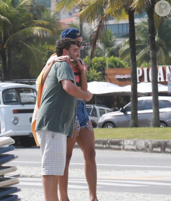 Pabllo Vittar posa com fã na orla da praia da Barra da Tijuca