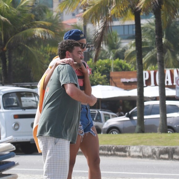 Pabllo Vittar posa com fã na orla da praia da Barra da Tijuca