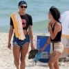 Pabllo Vittar conversa com amigo durante tarde na praia da Barra da Tijuca