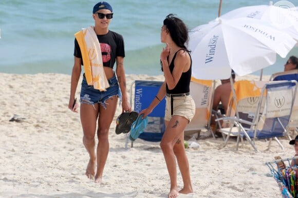 Pabllo Vittar conversa com amigo durante tarde na praia da Barra da Tijuca