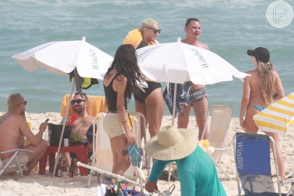 Pabllo Vittar conversa com admiradores na praia da Barra da Tijuca