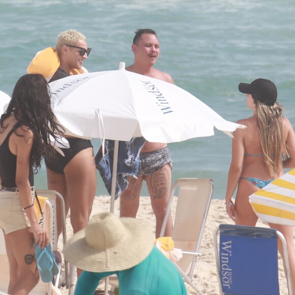 Pabllo Vittar conversa com admiradores na praia da Barra da Tijuca