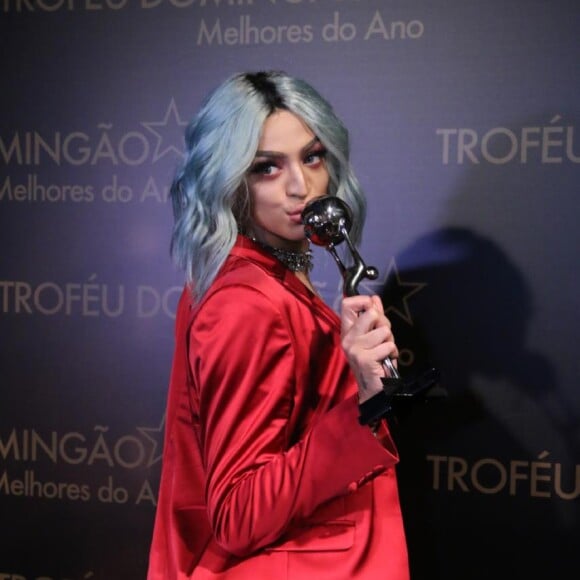 Pabllo Vittar foi a campeã da categoria 'Música do Ano' e apostou em um conjuntinho vermelho