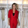 Giovanna Ewbank escolheu um terno vermelho para marcar presença no lançamento da nova coleção de Tufi Duek
