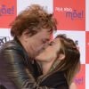 Fábio Jr. 'atacou' e beijou a mulher, Fernanda Pascucci, na pré-estreia do filme 'Fala Sério, Mãe!', na noite desta segunda-feira, 11 de dezembro de 2017