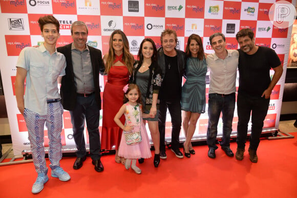 Fábio Jr. pososu com o elenco do filme 'Fala Sério, Mãe', no shopping Eldorado, em São Paulo