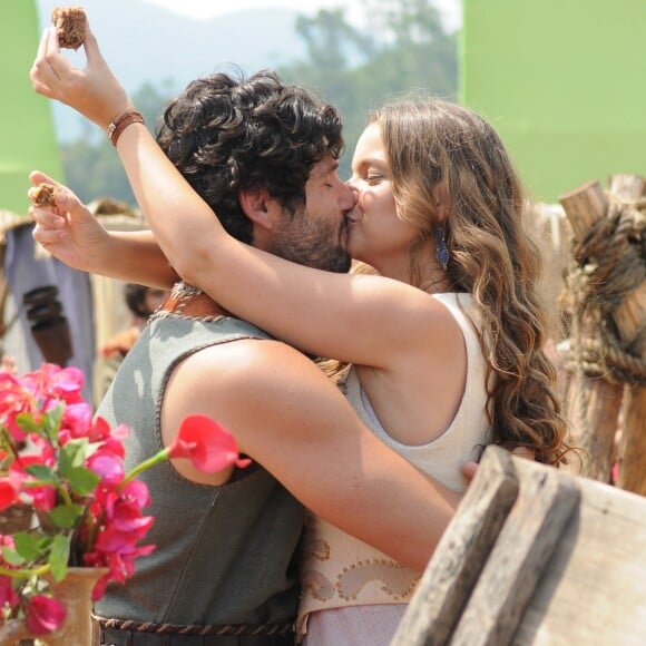 Asher (Dudu Azevedo) e Joana (Milena Toscano) sobreveviram graças ao amor na novela 'O Rico e o Lázaro'