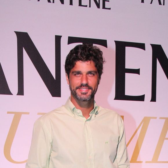'As mulheres com quem namorei me ajudaram muito', explica Bruno Cabrerizo sobre cuidados com o cabelo
