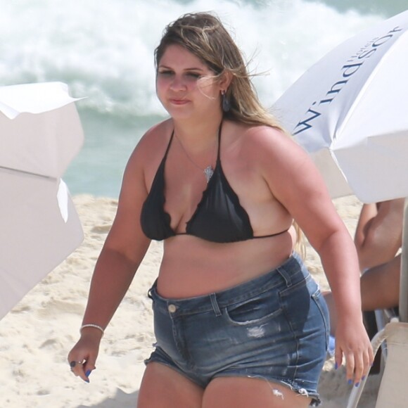 Marília Mendonça mostrou o resultado do bronzeado em foto publicada no Twitter nesta terça-feira, 12 de dezembro de 2017