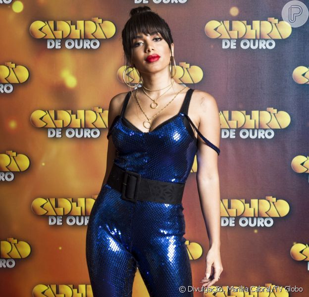 Anitta chamou atenção com um macacão azul brilhoso na gravação do 'Caldeirão de Ouro', edição especial do 'Caldeirão do Huck', em 12 de dezembro de 2017