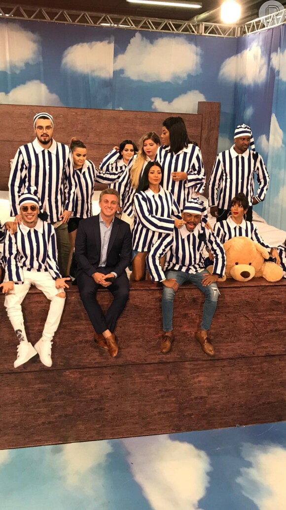 Anitta, Ludmilla, Luan Santana, Simaria e mais cantores vestiram pijamas listrados para a gravação do 'Caldeirão de Ouro'