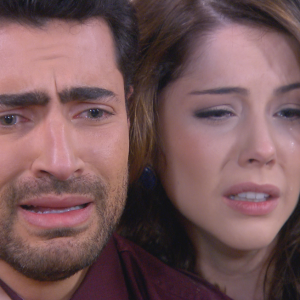 Gustavo (Carlo Porto) telefona para o colégio Doce Horizonte e descobre que um homem foi até lá para buscar Dulce Maria (Lorena Queiroz), na novela 'Carinha de Anjo'