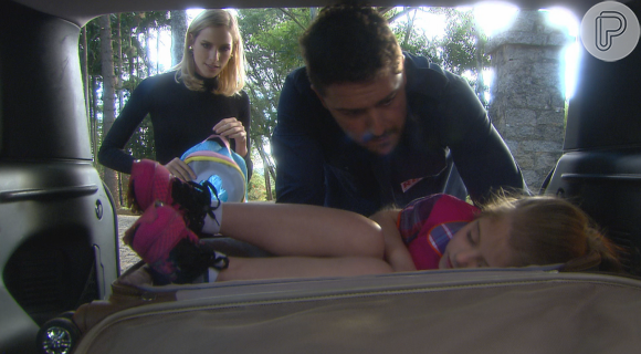 Dulce Maria (Lorena Queiroz) é colocada em uma mala no porta-malas do carro de Nicole (Dani Gondim), na novela 'Carinha de Anjo'