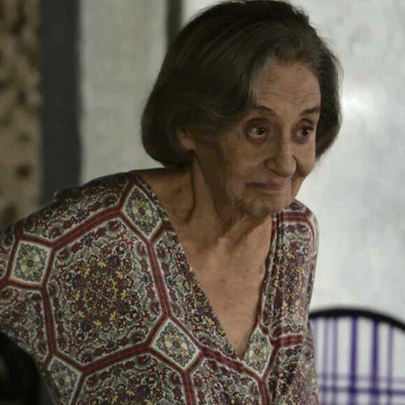 Caetana (Laura Cardoso) recebe Josafá (Lima Duarte) em seu quarto e lhe pede ajuda para matar Sophia (Marieta Severo) e sua família, na novela 'O Outro Lado do Paraíso'