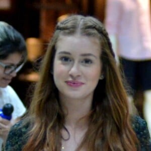 Marina Ruy Barbosa dispensou salto e maquiagem ao embarcar no aeroporto Santos Dumont, no Rio