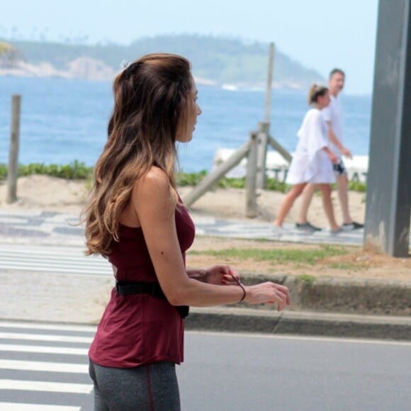 Patricia Poeta apostou em um look bicolor e tênis multicolorido para ir à academia