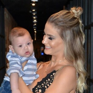 Andressa Suita levou o filho, Gabriel, de 5 meses, para o lançamento do DVD de Gusttavo Lima