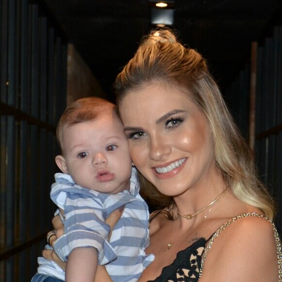 Andressa Suita levou o filho, Gabriel, de 5 meses, ao lançamento do DVD 'Buteco do Gusttavo Lima', na noite desta quarta-feira, 13 de dezembro de 2017, em Goiânia