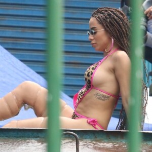 80% dos figurantes do clipe de Anitta são mulheres