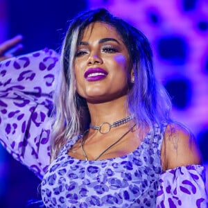 Dona de looks sensuais, Anitta adotou cabelo lilás e se apresentou com body fio-dental no Festival Planeta Atlântida no domingo, 5 de fevereiro de 2017