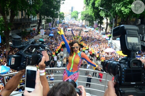 No Carnaval, Anitta virou meme e teve look criticado ao comandar o Bloco das Poderosas em 4 de março de 2017