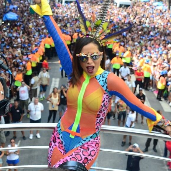 No Carnaval, Anitta virou meme e teve look criticado ao comandar o Bloco das Poderosas em 4 de março de 2017