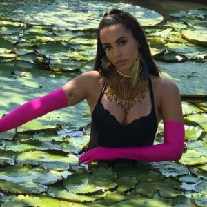 Anitta entra em rio com vitórias-régias para gravar clipe da música 'Is That For Me' no meio da floresta Amazônica, no Norte do Brasil, em outubro de 2017
