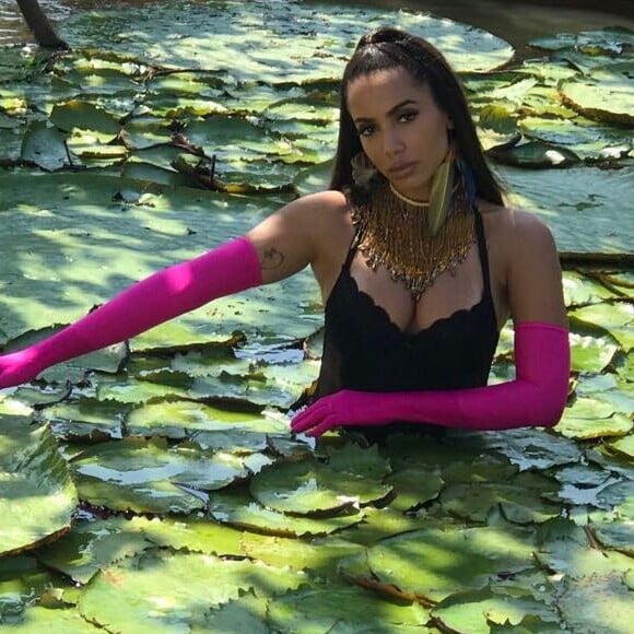 Anitta entra em rio com vitórias-régias para gravar clipe da música 'Is That For Me' no meio da floresta Amazônica, no Norte do Brasil, em outubro de 2017