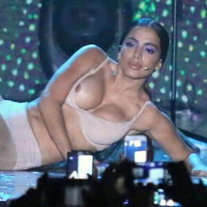 Anitta passa por saia-justa durante apresentação no Prêmio Multishow e deixa parte dos seios à mostra durante coreografia de 'Will I See You'