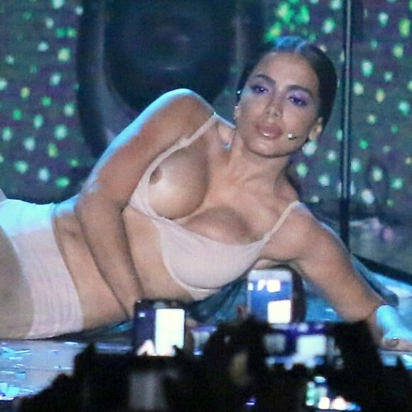 Anitta passa por saia-justa durante apresentação no Prêmio Multishow e deixa parte dos seios à mostra durante coreografia de 'Will I See You'