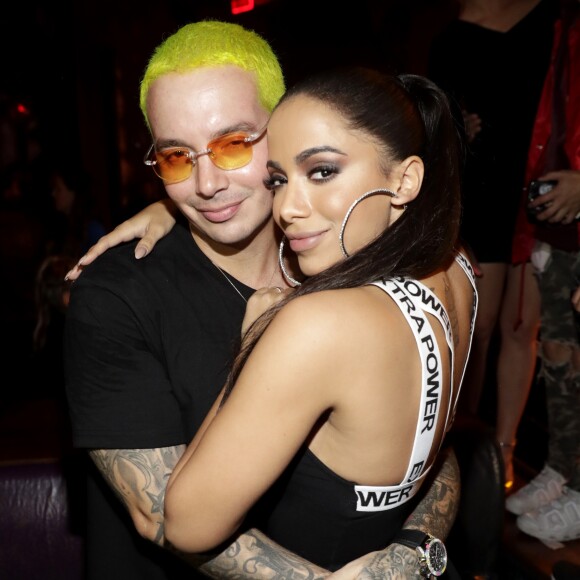 Anitta cantou o hit 'Downtow' com J Balvin pela primeira vez em um evento promovido pelo Spotify, no Night Club de Marquee, em Las Vegas, nos Estados Unidos, em 14 de novembro de 2017