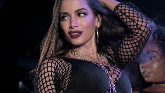 Foto: Anitta passa por saia-justa durante apresentação no Prêmio Multishow  e deixa parte dos seios à mostra durante coreografia de 'Will I See You' -  Purepeople