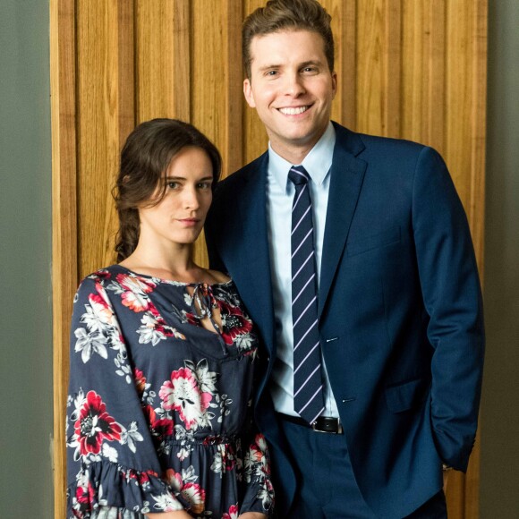 Patrick (Thiago Fragoso) e Clara (Bianca Bin) se abraçam e surge clima de romance entre os dois, na novela 'O Outro Lado do Paraíso'