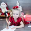 Filha de Rafael Cardoso e Mariana Bridi, Aurora fez um ensaio em clima de Natal nesta quinta-feira, 14 de dezembro de 2017