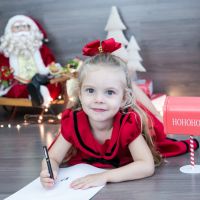 Filha de Rafael Cardoso e Mariana Bridi faz ensaio em clima de Natal. Veja fotos