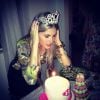 Bárbara Evans usa coroa de princesa para assoprar a vela do seu aniversário