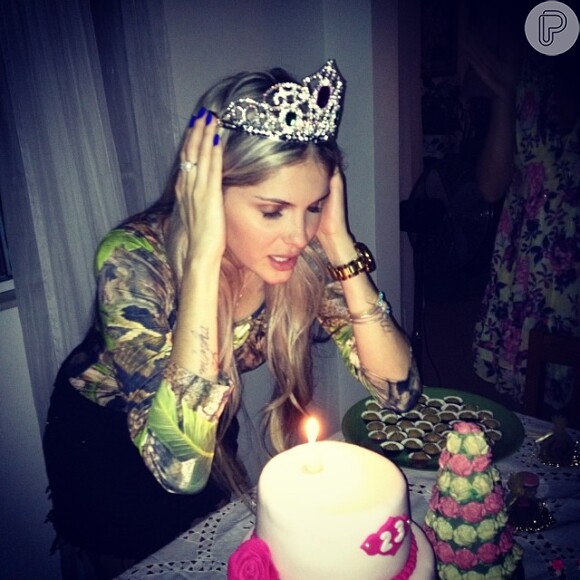 Bárbara Evans usa coroa de princesa para assoprar a vela do seu aniversário