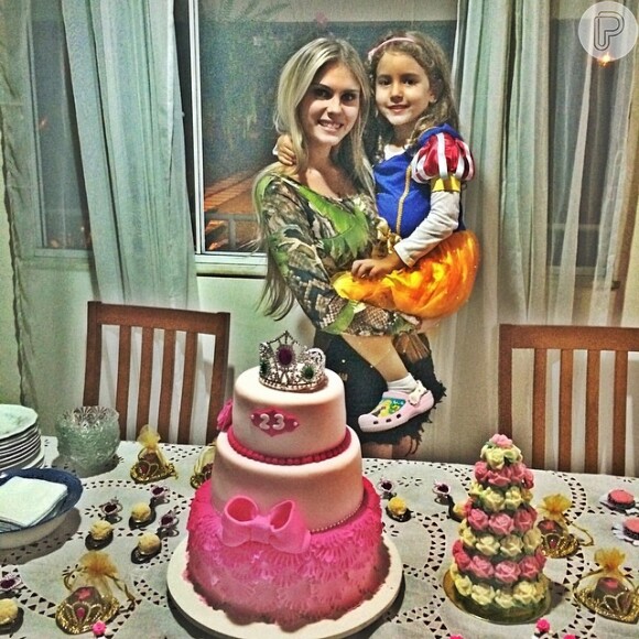 Bárbara Evans celebra seu aniversário de 23 anos com bolo rosa