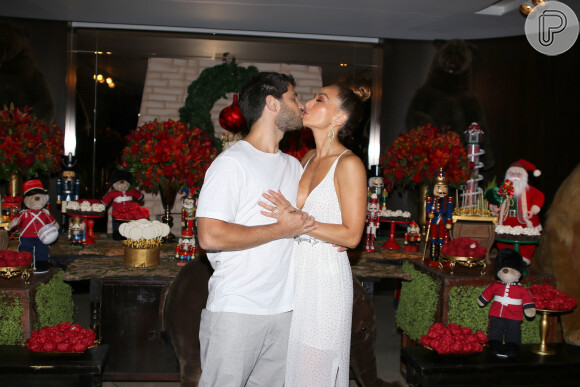 Sabrina Sato beijou o namorado, Duda Nagle, durante festa do seu programa, na Casa Miracolli, em São Paulo