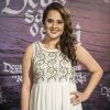 Julia Guerra escolheu um vestido off-white com bordados para o evento de lançamento da novela 'Deus Salve o Rei', realizado nos Estúdios Globo, em 14 de dezembro de 2017