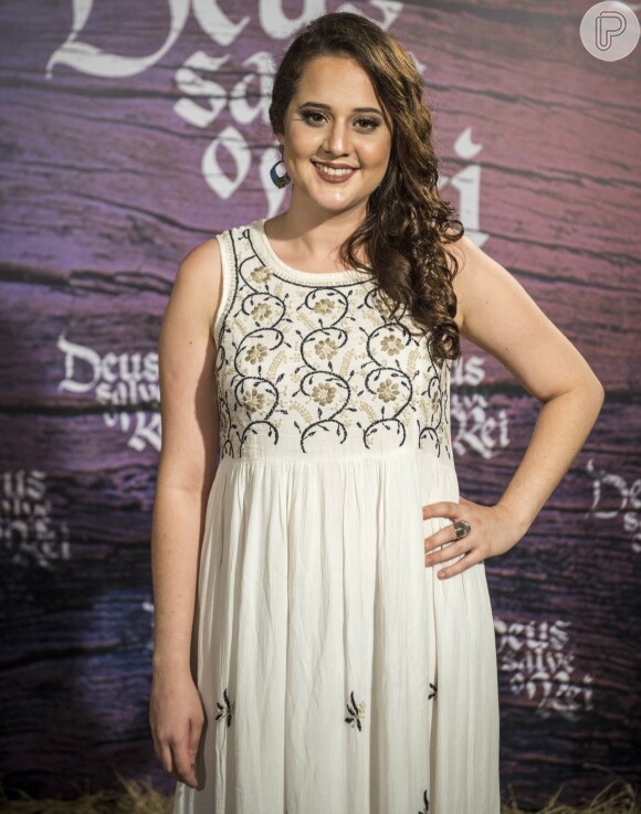 Julia Guerra escolheu um vestido off-white com bordados para o evento de lançamento da novela 'Deus Salve o Rei', realizado nos Estúdios Globo, em 14 de dezembro de 2017