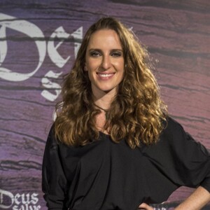 Carolina Ferman compôs o look com blusa preta e saia brilhosa para o evento de lançamento da novela 'Deus Salve o Rei', realizado nos Estúdios Globo, em 14 de dezembro de 2017