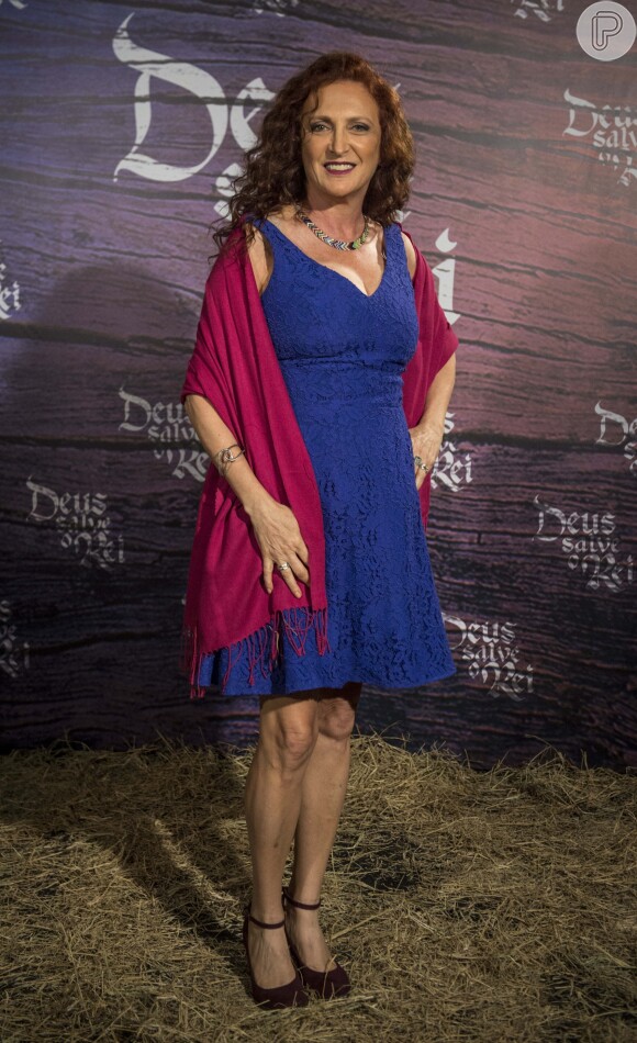 Débora Olivieri escolheu um vestido rendado azul para o evento de lançamento da novela 'Deus Salve o Rei', realizado nos Estúdios Globo, em 14 de dezembro de 2017