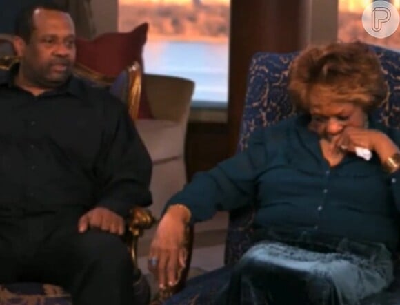 Michael Houston senta ao lado da mãe, Cissy, que abaixa a cabeça desolada ao ouvir a declaração do filho