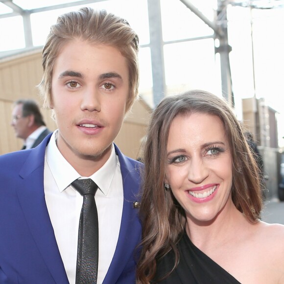 Ao contrário da família de Selena Gomez, a mãe de Justin Bieber é a favor do namoro dos dois