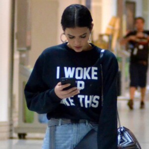 Bruna Marquezine garante ser desencanada com as críticas ao seu estilo, e explica que sua relação com a moda é uma forma de se expressar: 'É uma maneira de se conhecer, e eu me divirto com isso, não importa o que vão dizer'